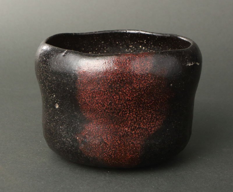 委託HK◇樂一入 黒茶碗 了々斎書付 「満月」（黒楽茶碗 筒茶碗 京焼 楽焼 茶道具 陶磁器 陶芸 炉 濃茶 千家十職 表千家 朱釉 茶事 茶席）_画像3