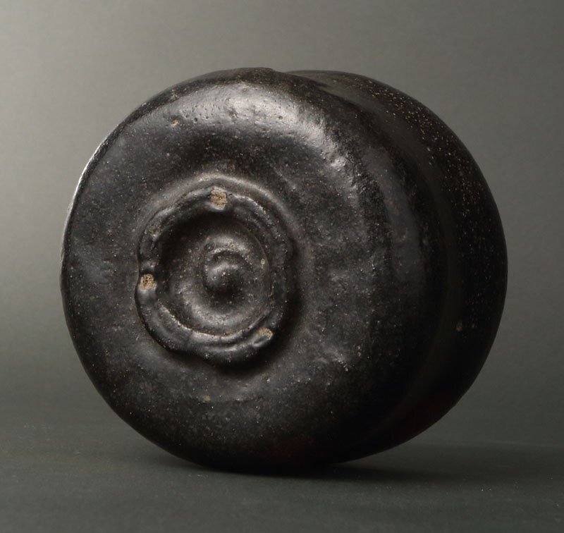 委託HK◇樂一入 黒茶碗 了々斎書付 「満月」（黒楽茶碗 筒茶碗 京焼 楽焼 茶道具 陶磁器 陶芸 炉 濃茶 千家十職 表千家 朱釉 茶事 茶席）_画像6