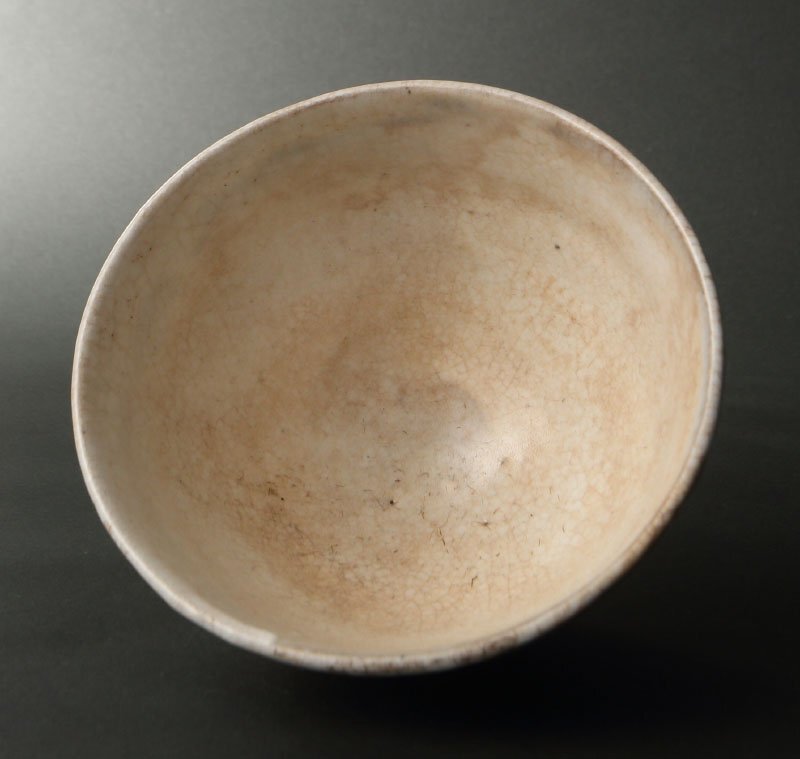 委託HK◇時代 雨漏粉引茶碗 ※仕覆添え（茶道具 陶磁器 陶芸 高麗茶碗 雨漏手 堅手 白 中国 朝鮮 李朝 古物 骨董 古美術 鑑賞 茶事 ）_画像5