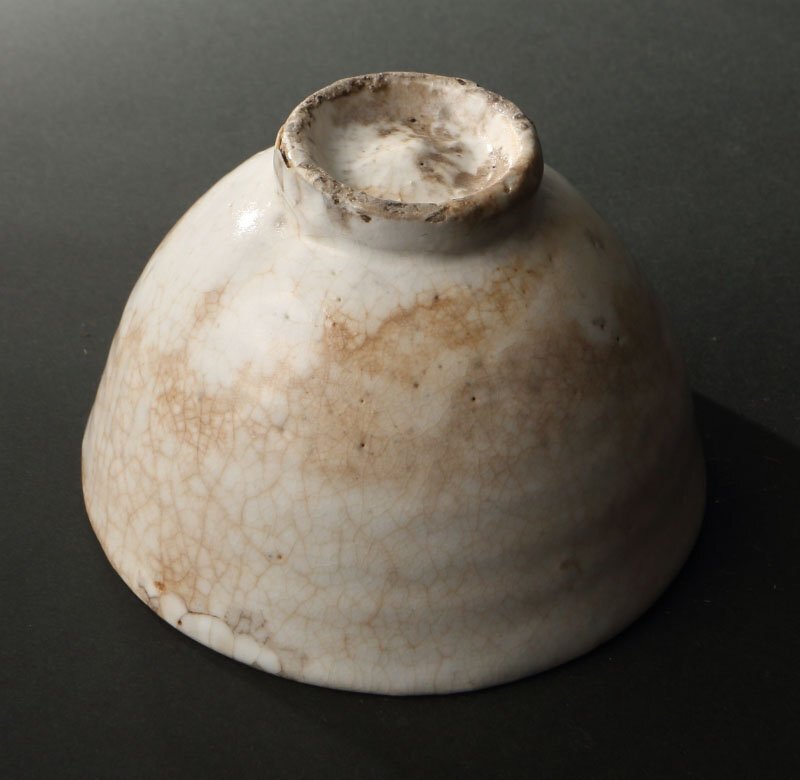 委託HK◇時代 雨漏粉引茶碗 ※仕覆添え（茶道具 陶磁器 陶芸 高麗茶碗 雨漏手 堅手 白 中国 朝鮮 李朝 古物 骨董 古美術 鑑賞 茶事 ）_画像6