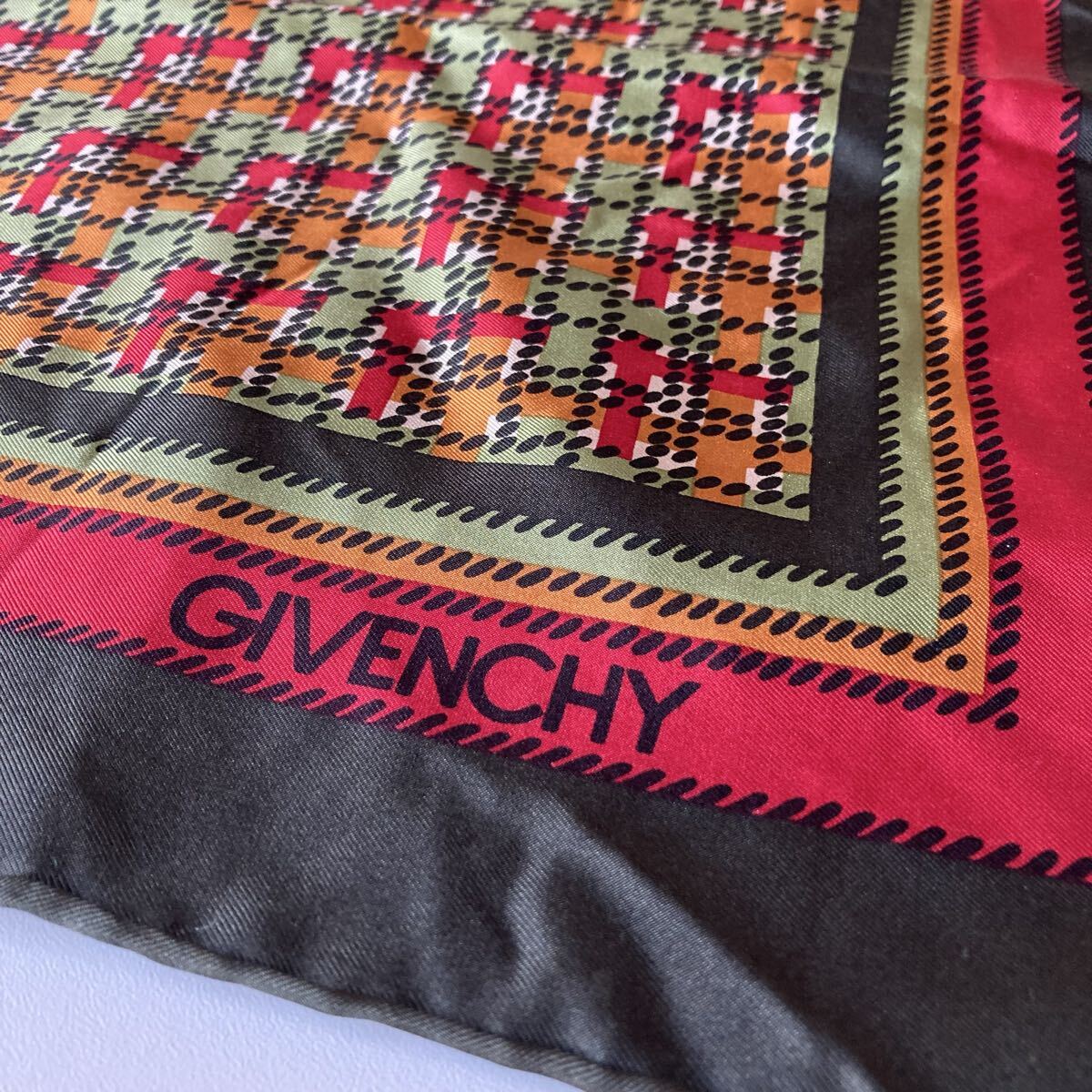 スカーフ　 GIVENCHY 77×79㎝　オリーブ/赤／薄緑　秋冬コーデ　襟元に　古着　即決_画像1