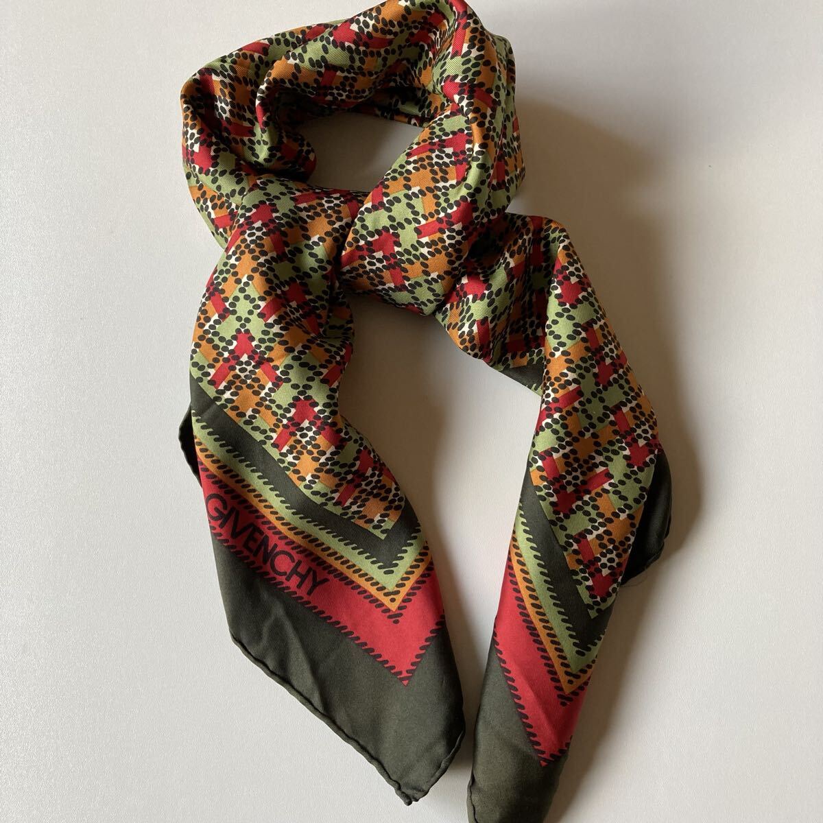 スカーフ　 GIVENCHY 77×79㎝　オリーブ/赤／薄緑　秋冬コーデ　襟元に　古着　即決_画像3