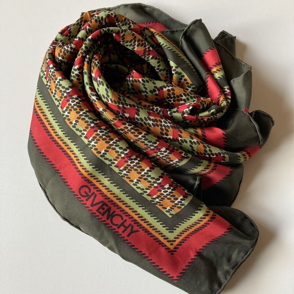 スカーフ　 GIVENCHY 77×79㎝　オリーブ/赤／薄緑　秋冬コーデ　襟元に　古着　即決_画像4