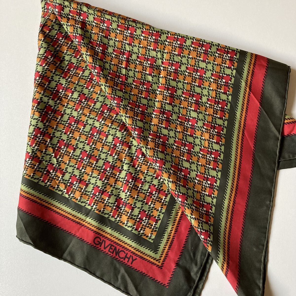 スカーフ　 GIVENCHY 77×79㎝　オリーブ/赤／薄緑　秋冬コーデ　襟元に　古着　即決_画像5