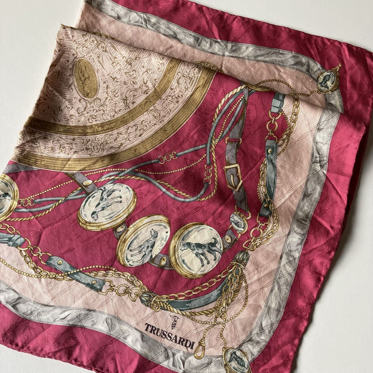 スカーフ TRUSSARDI 大判スカーフ SILK 深みのあるピンク 86×86㎝ 1㍉の穴有り(目立たない程度) バックアクセサリー 即決_画像2
