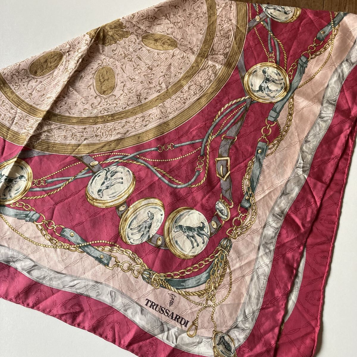 スカーフ TRUSSARDI 大判スカーフ SILK 深みのあるピンク 86×86㎝ 1㍉の穴有り(目立たない程度) バックアクセサリー 即決_画像3