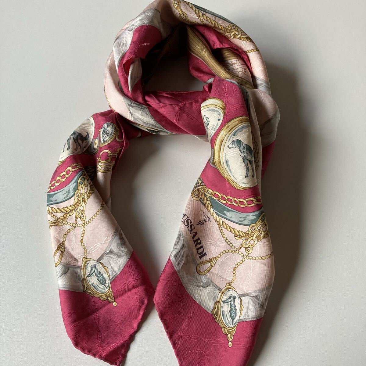 スカーフ TRUSSARDI 大判スカーフ SILK 深みのあるピンク 86×86㎝ 1㍉の穴有り(目立たない程度) バックアクセサリー 即決_画像5