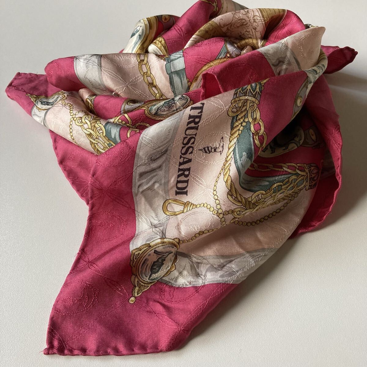 スカーフ TRUSSARDI 大判スカーフ SILK 深みのあるピンク 86×86㎝ 1㍉の穴有り(目立たない程度) バックアクセサリー 即決_画像7