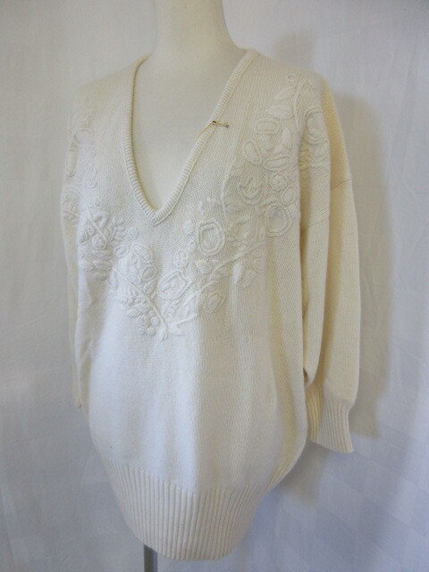 813 新品タグ付き エクセレントカシミヤ 白色 Vネック カシミヤ100% 長袖セーター フリーサイズ_画像2