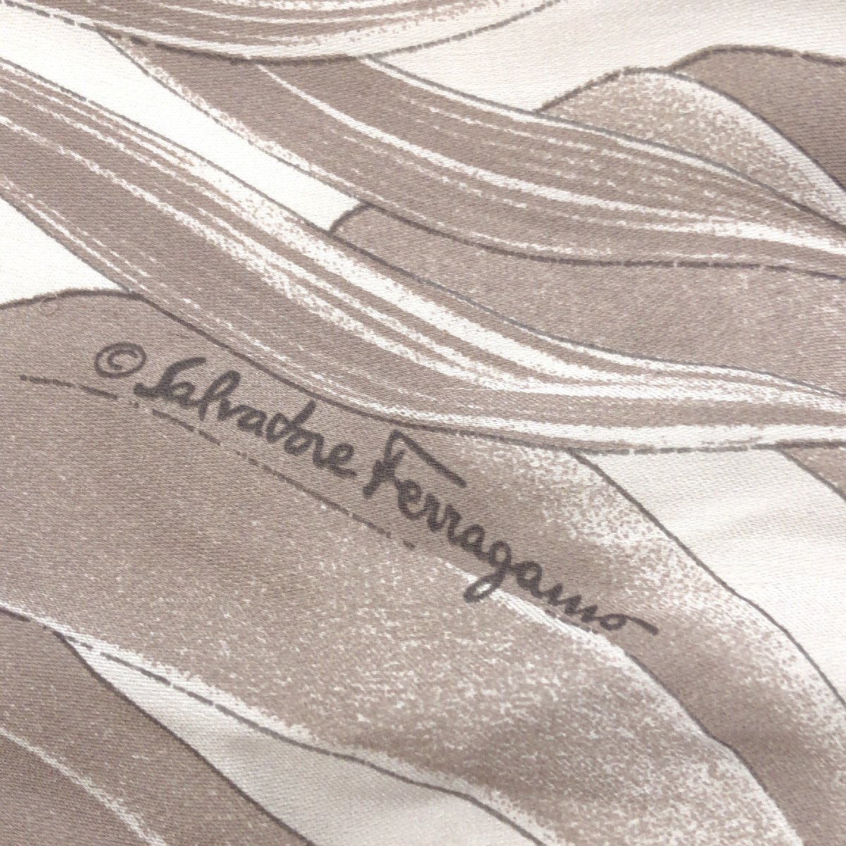  сделано в Италии Salvatore Ferragamo Ferragamo тигр рисунок шелк 100% бирка есть палантин уголь blau общий рисунок шарф Италия производства женский женщина 