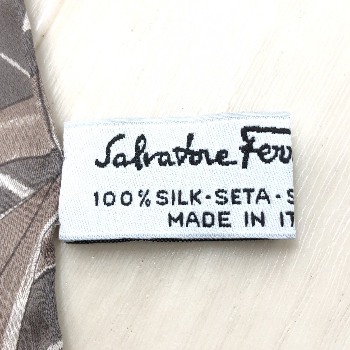  сделано в Италии Salvatore Ferragamo Ferragamo тигр рисунок шелк 100% бирка есть палантин уголь blau общий рисунок шарф Италия производства женский женщина 