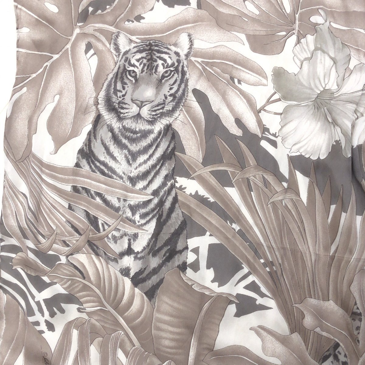  сделано в Италии Salvatore Ferragamo Ferragamo тигр рисунок шелк 100% бирка есть палантин уголь blau общий рисунок шарф Италия производства женский женщина 