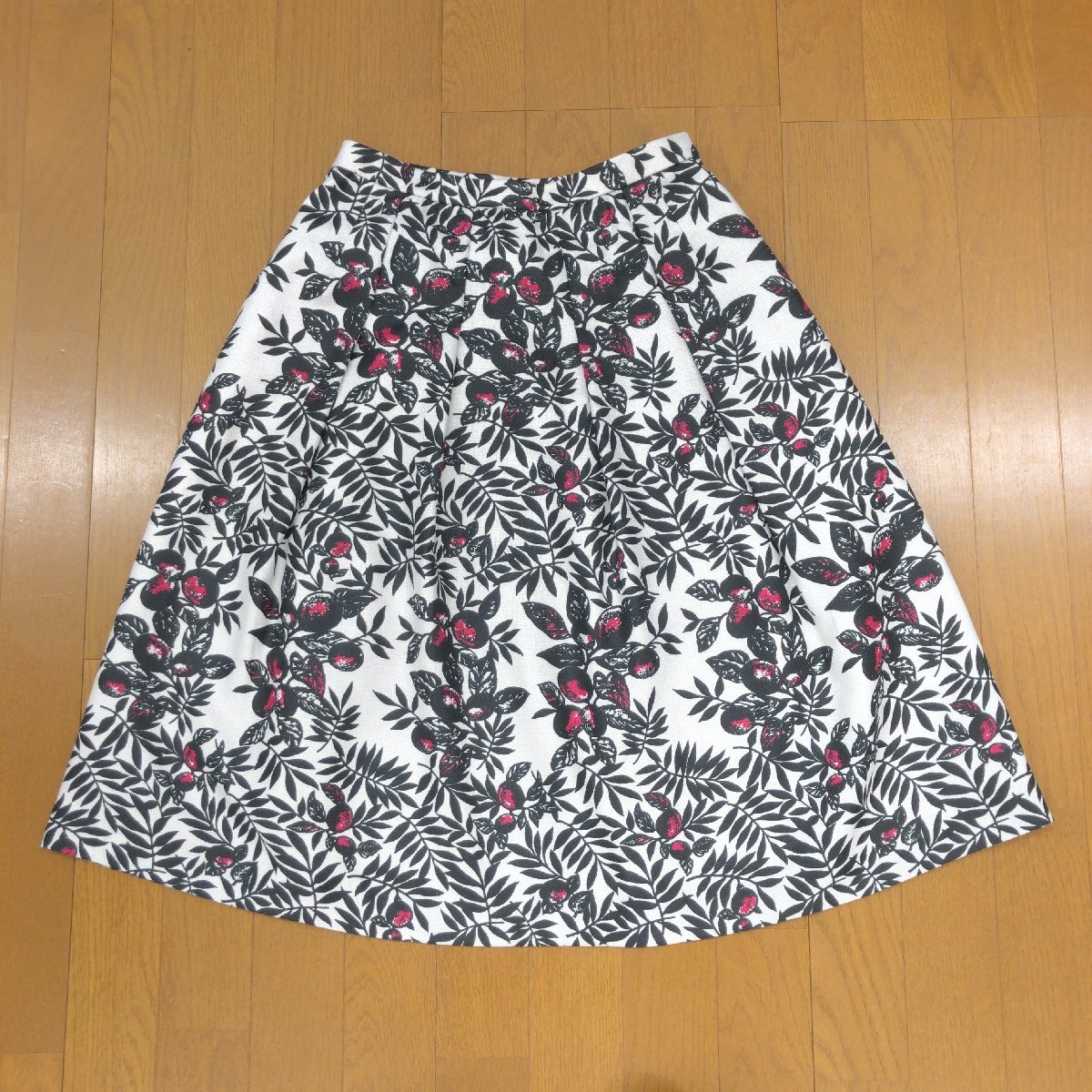美品 Leilian レリアン ボタニカル タック フレアスカート 11(L) w62 日本製 ミディ丈 総柄 果実 レディース 女性用 婦人_画像1
