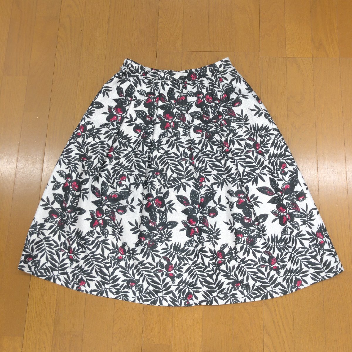 美品 Leilian レリアン ボタニカル タック フレアスカート 11(L) w62 日本製 ミディ丈 総柄 果実 レディース 女性用 婦人_画像2