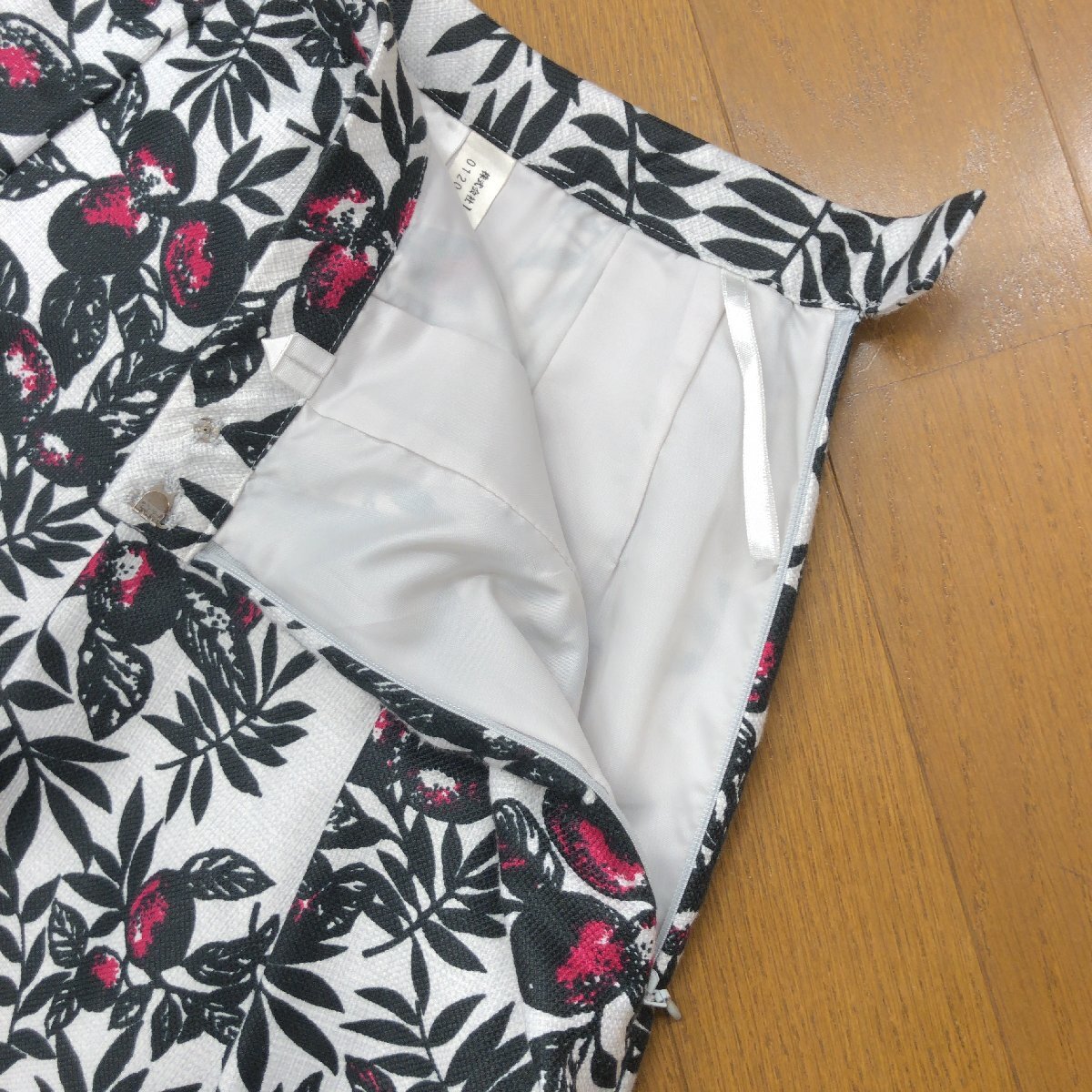 美品 Leilian レリアン ボタニカル タック フレアスカート 11(L) w62 日本製 ミディ丈 総柄 果実 レディース 女性用 婦人_画像5