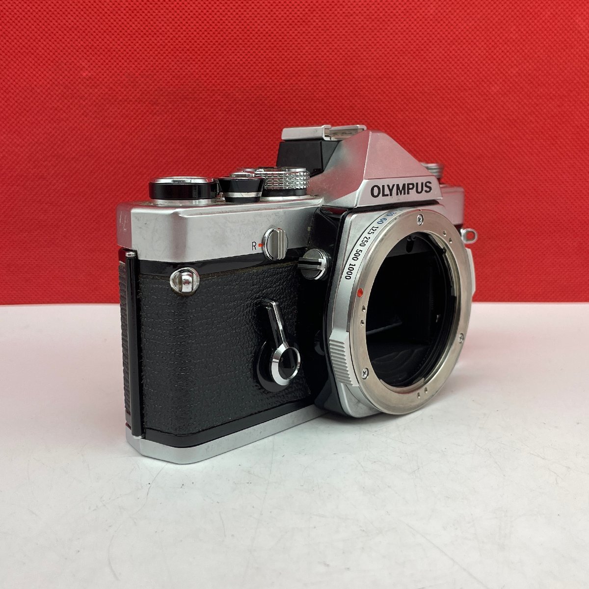 ◎19 OLYMPUS OM-1 シルバー フィルム一眼レフカメラ ボディ 動作品 1円スタート オリンパス_画像2