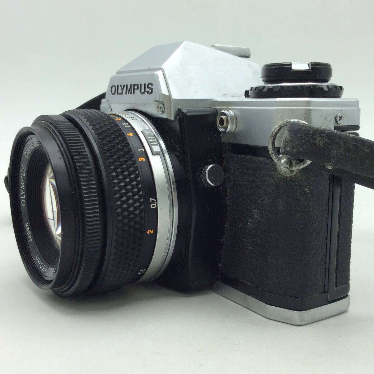 RR74★【動作/精度未確認】フィルムカメラ OLYMPUS オリンパス OM10 一眼レフ レンズ 1:1.8 f=50ｍｍ 現状品 ジャンク品_画像2
