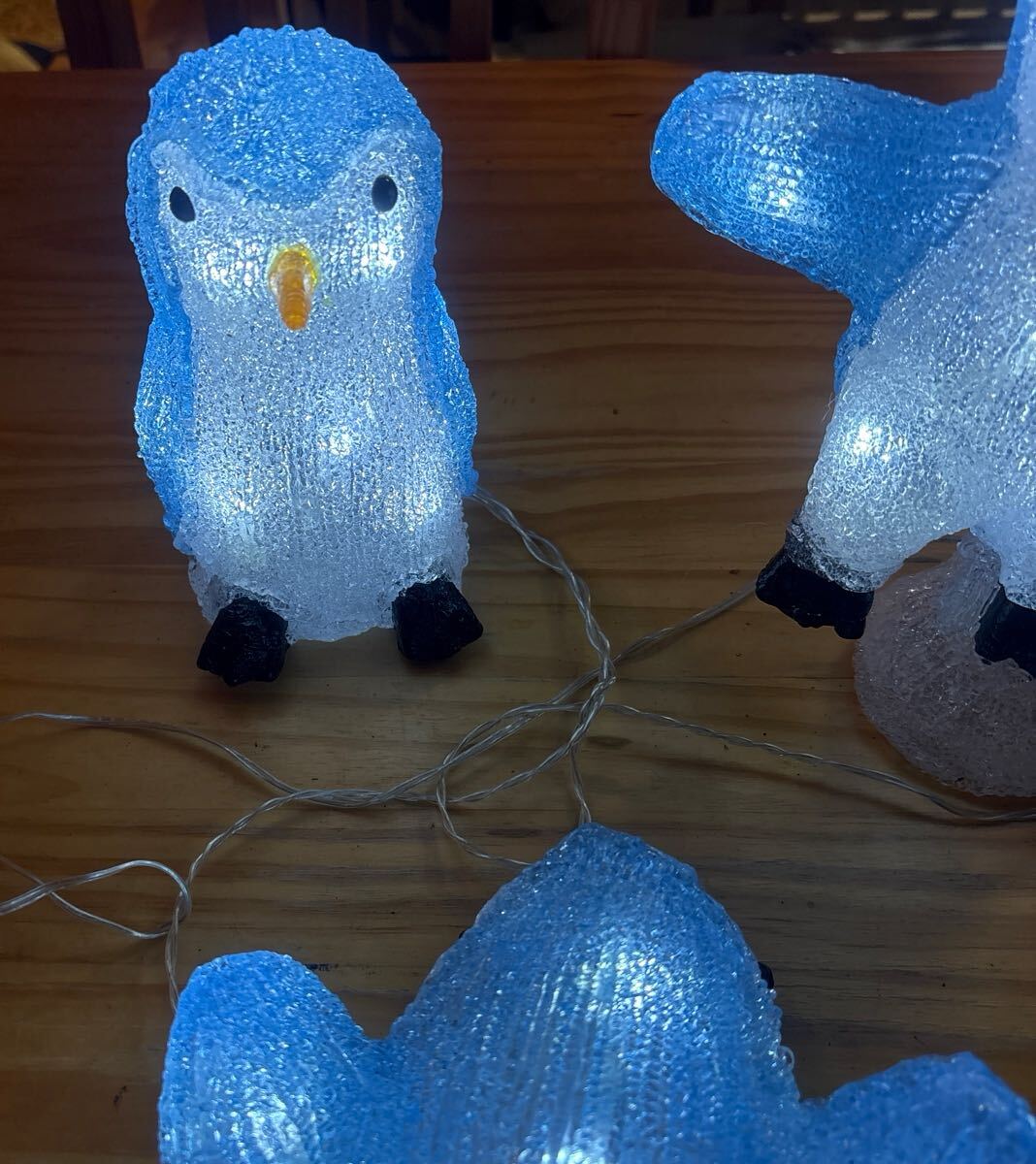 クリスマス　 ペンギンLED 3体　コンセントタイプ　鼻折れあります。_画像2