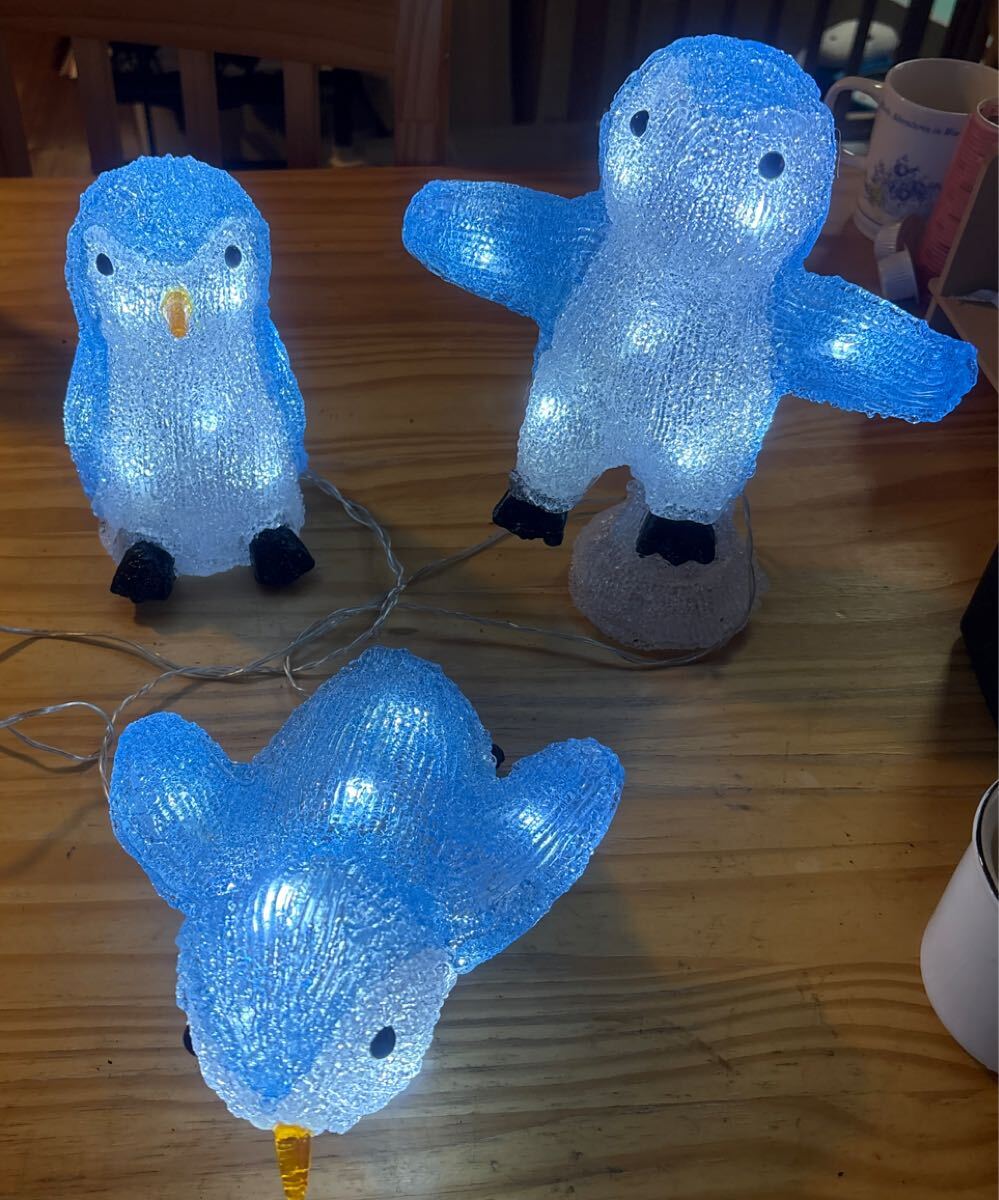 クリスマス　 ペンギンLED 3体　コンセントタイプ　鼻折れあります。_画像1