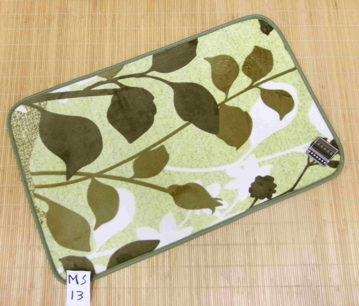 キッチンマット 50×80cm ラグの端材で製作 玄関マット ロングマット ベットの前に 部屋の入口にMS-13 全国送料無料_画像1