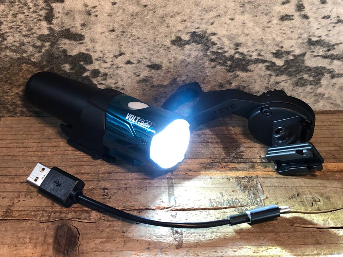 JN913 キャットアイ CATEYE ボルト VOLT400 NEO フロントライト 本体 点灯確認済_画像1