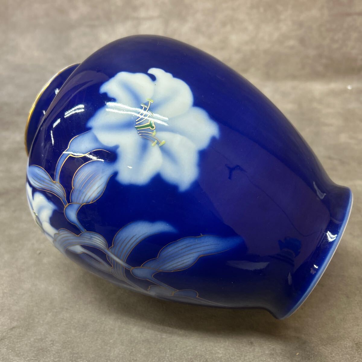 深川製磁 花瓶 ユリ 百合 有田焼 陶磁器 花器 花入 飾 インテリア 金彩 高さ約20cm _画像6