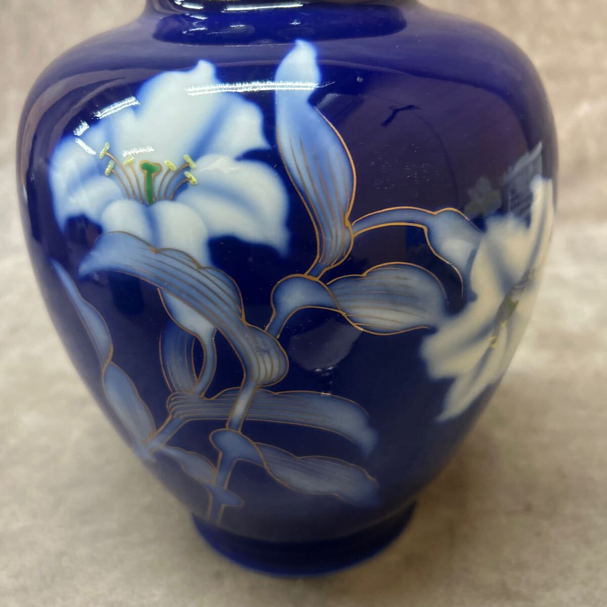 深川製磁 花瓶 ユリ 百合 有田焼 陶磁器 花器 花入 飾 インテリア 金彩 高さ約20cm _画像9