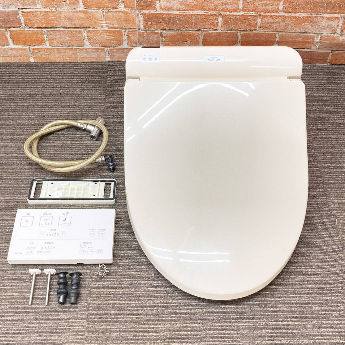 【良品】☆リモコン付☆TOTO 電気温水便座 ウォシュレット シャワートイレ 「TCF8FS55」 #SC1(パステルアイボリー) 大阪市内 1K090111_画像2