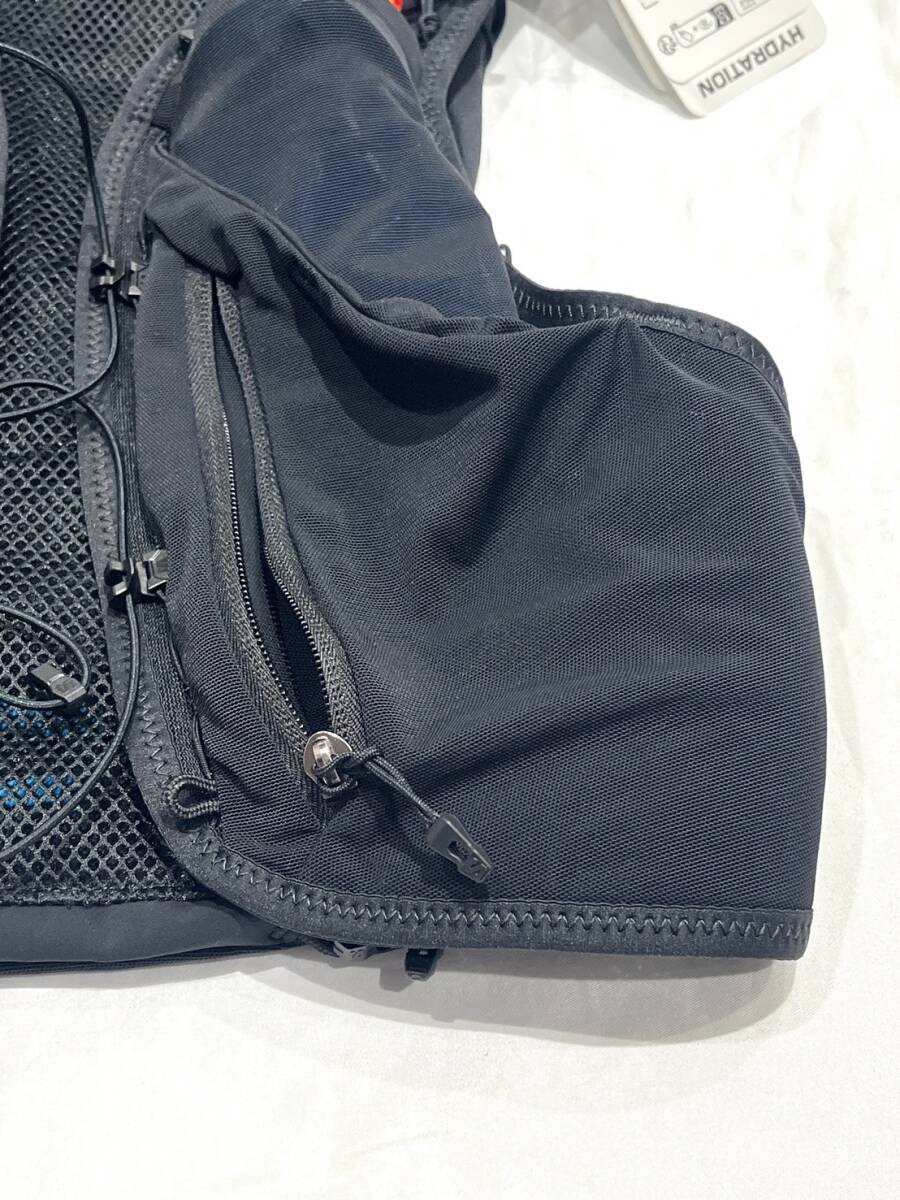 SP194【未使用品◎】サロモン ランニング バックパック ADV SKIN 12 スキン ハイドレーション ベスト ブラック フラスク付き サイズM 黒 服_画像4