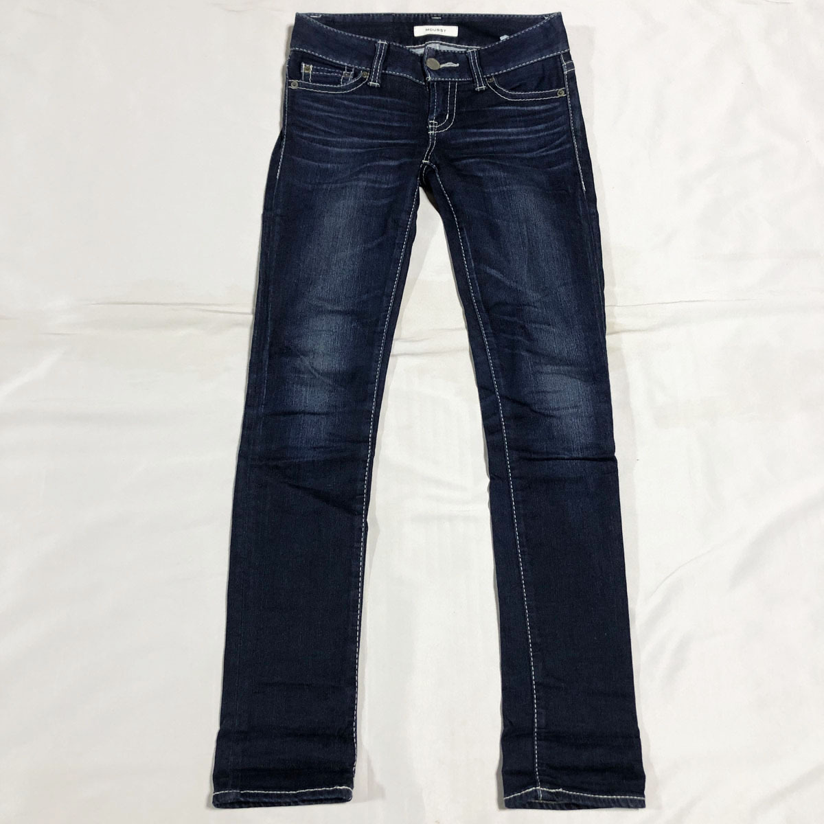 送料無料!! 濃紺 MOUSSY マウジー パウダー ストレッチ USED加工 白ステッチ デニム ジーンズ インディゴ 24 W約70,5CM 日本製_画像2