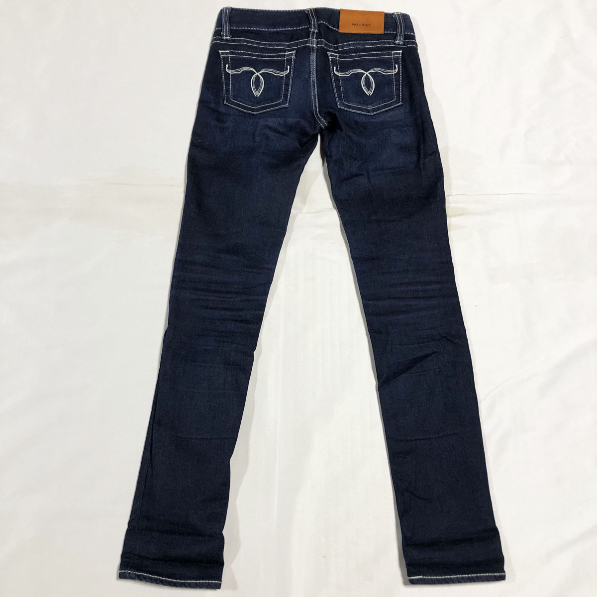 送料無料!! 濃紺 MOUSSY マウジー パウダー ストレッチ USED加工 白ステッチ デニム ジーンズ インディゴ 24 W約70,5CM 日本製_画像4