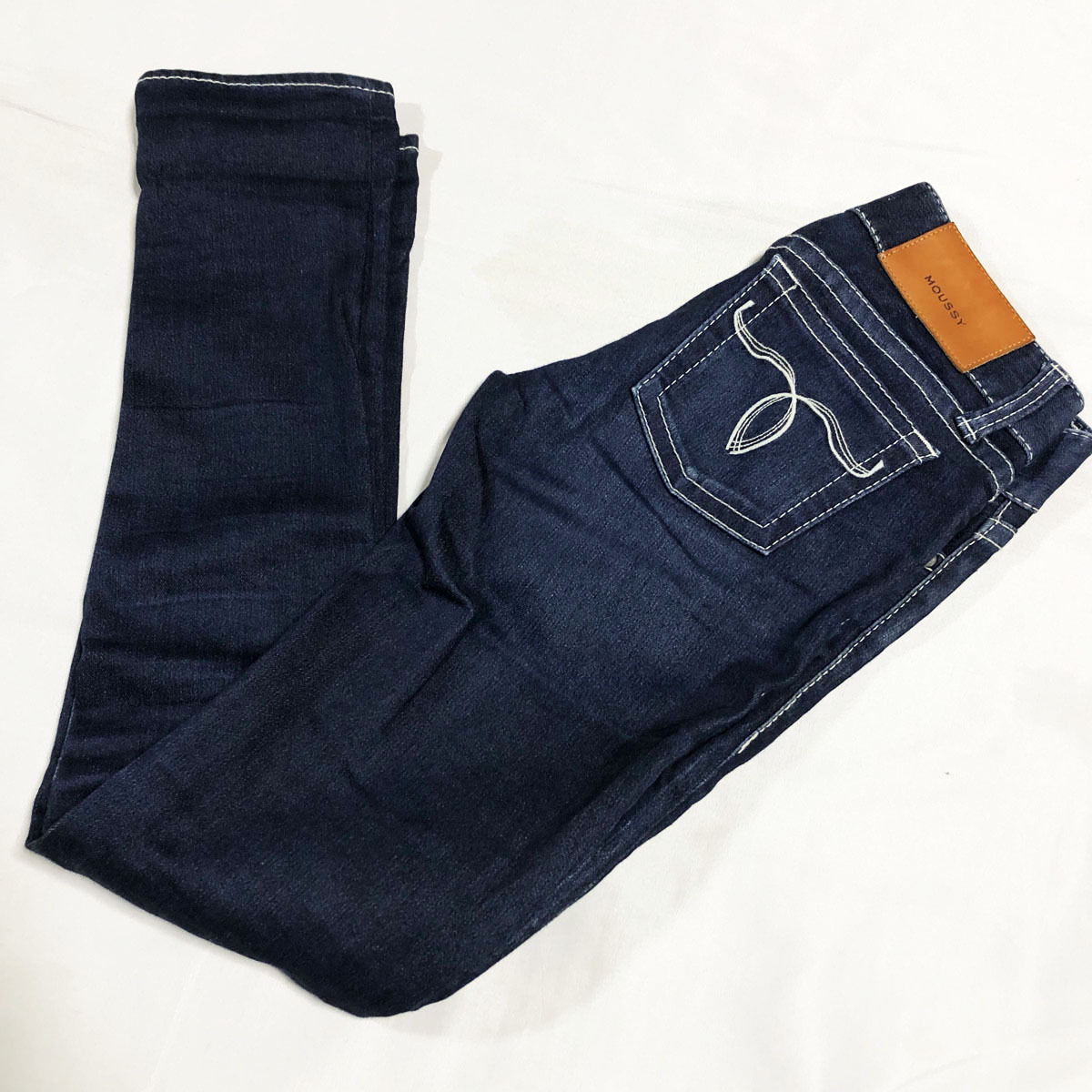 送料無料!! 濃紺 MOUSSY マウジー パウダー ストレッチ USED加工 白ステッチ デニム ジーンズ インディゴ 24 W約70,5CM 日本製_画像1
