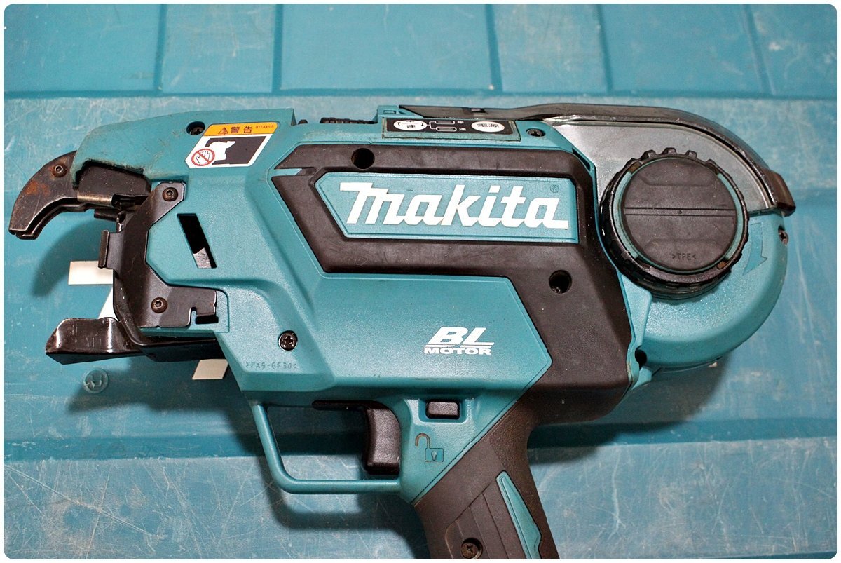 【中古】makita マキタ 18V 充電式鉄筋結束機 TR180DRGX バッテリー2個 充電器 ケース_画像4