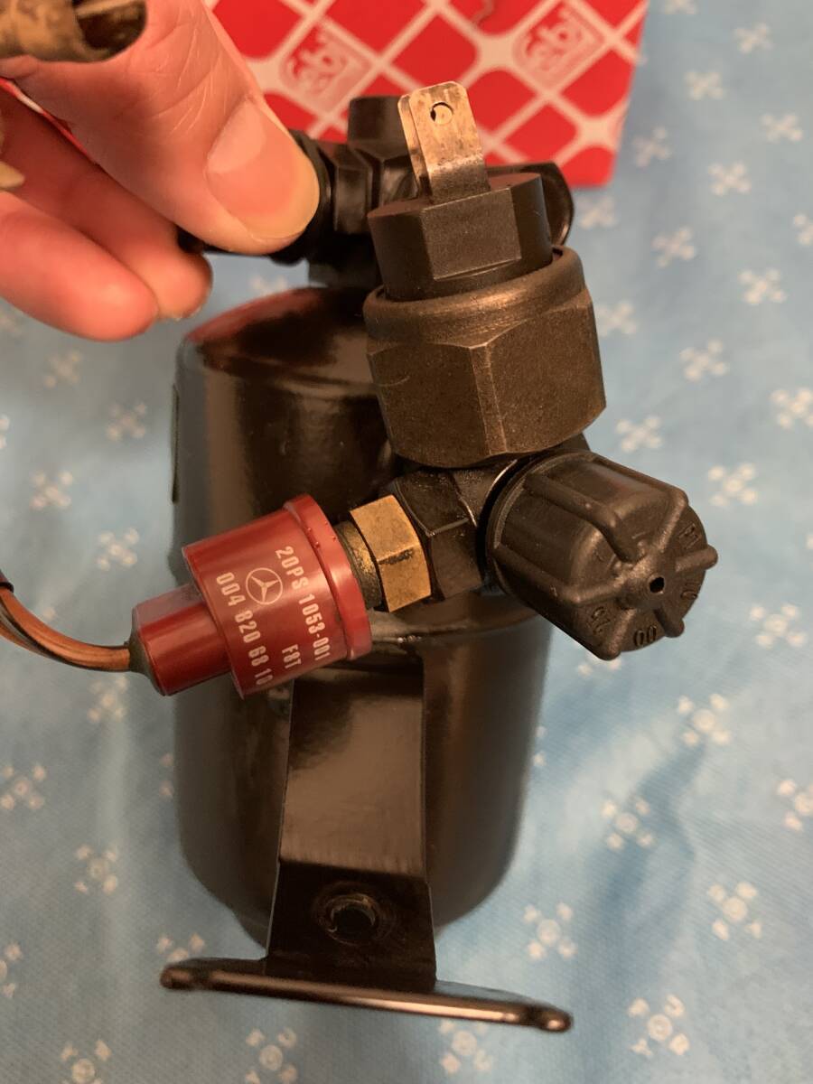 メルセデスベンツ　Eクラス W124 純正中古品　エアコンレシーバータンク 品番124 830 0283 長期保管品_画像4