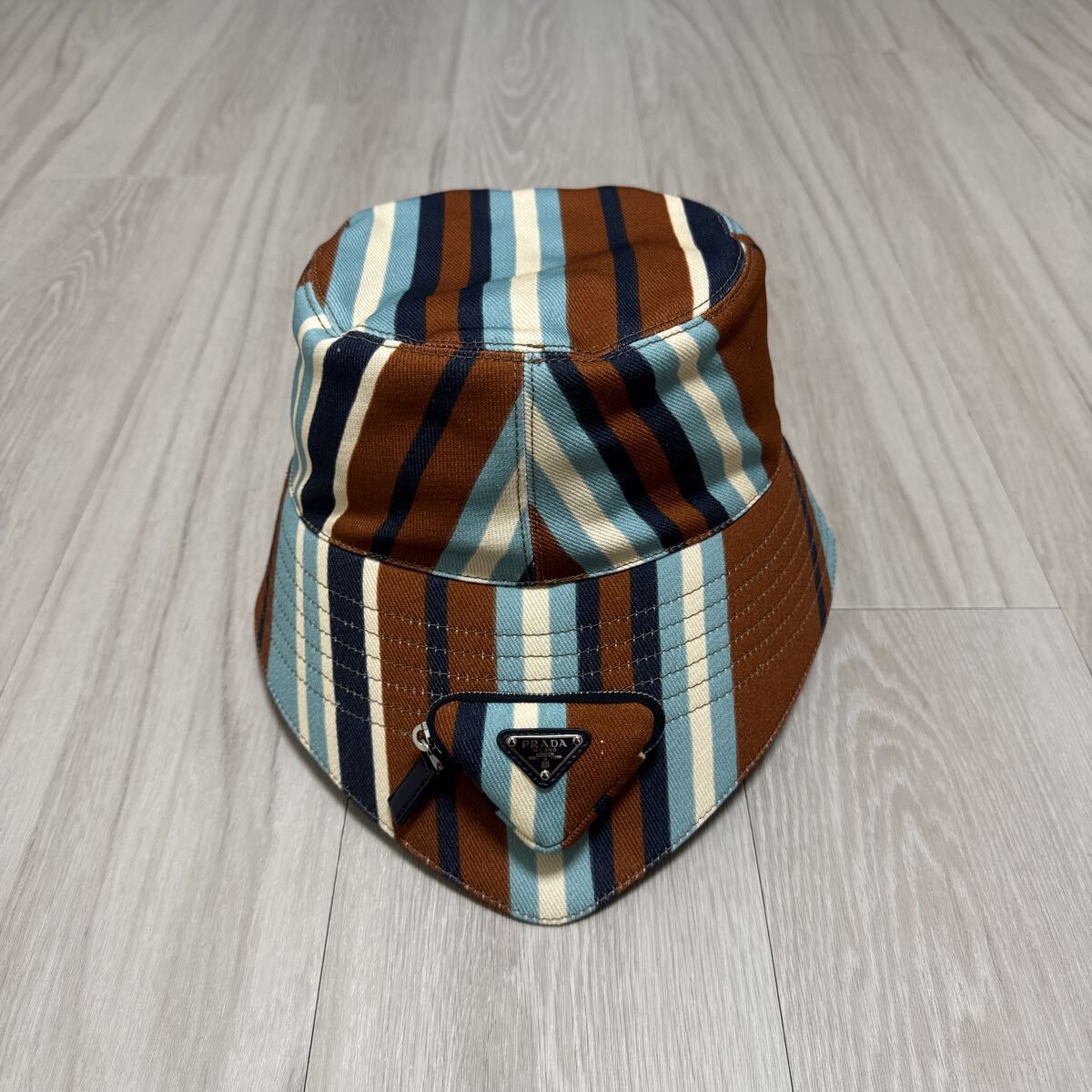 PRADA Prada панама шляпа XL треугольник Logo 22SS Re-Nylon Bucket Hat 2HC282 многоцветный новый товар не использовался стандартный товар нейлон 