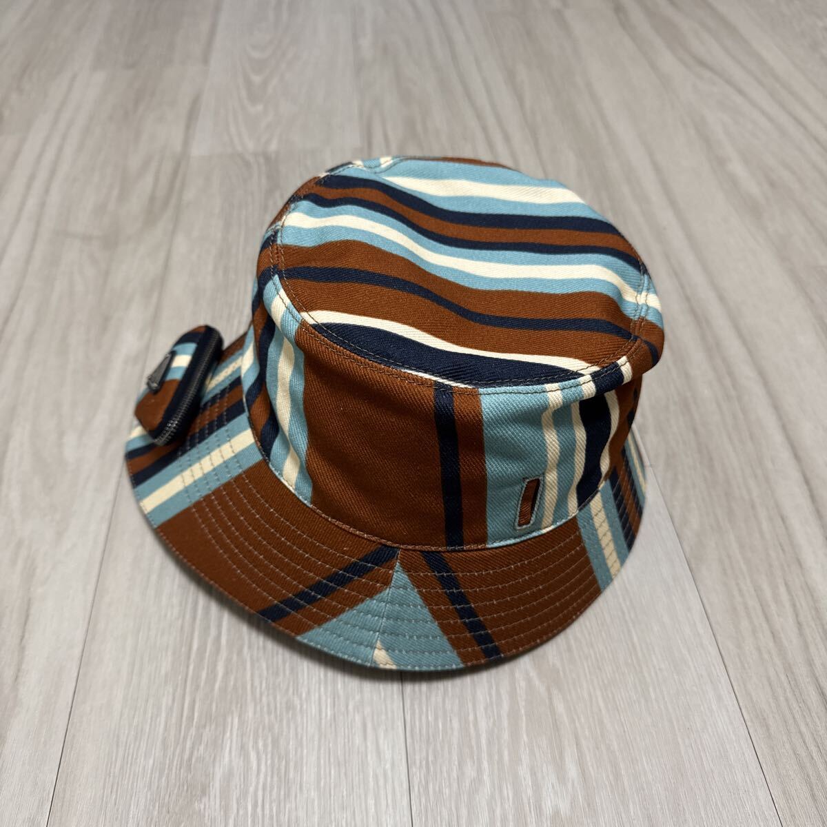 PRADA Prada панама шляпа XL треугольник Logo 22SS Re-Nylon Bucket Hat 2HC282 многоцветный новый товар не использовался стандартный товар нейлон 