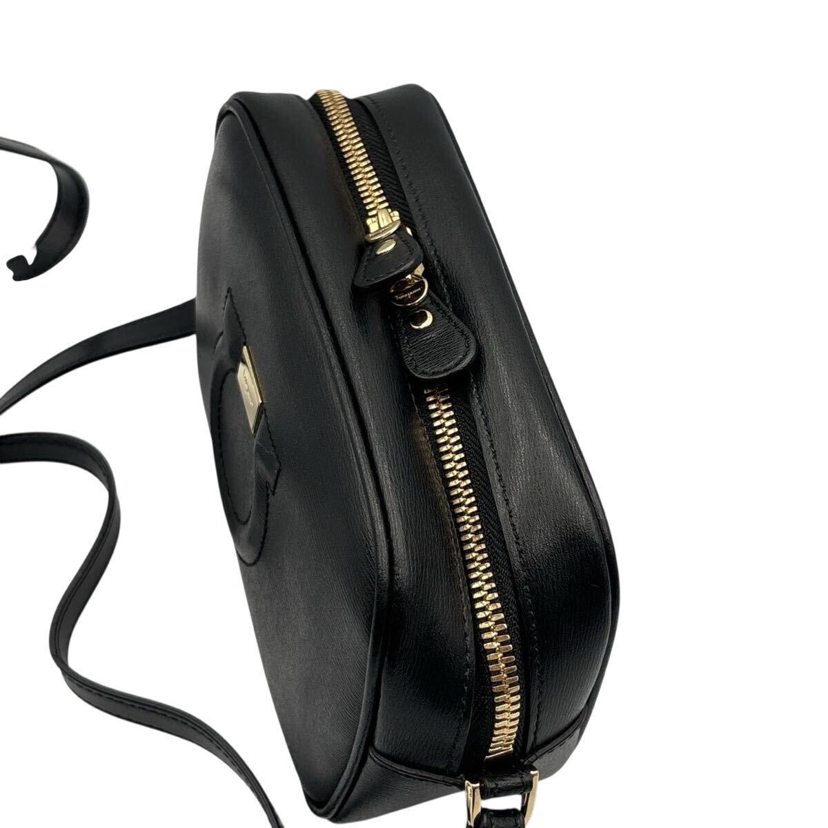 【1円~】極美品 フェラガモ ガンチーニ カメラバッグ ショルダーバッグ 黒 AU-21H008 ゴールド金具 斜め掛け_画像5