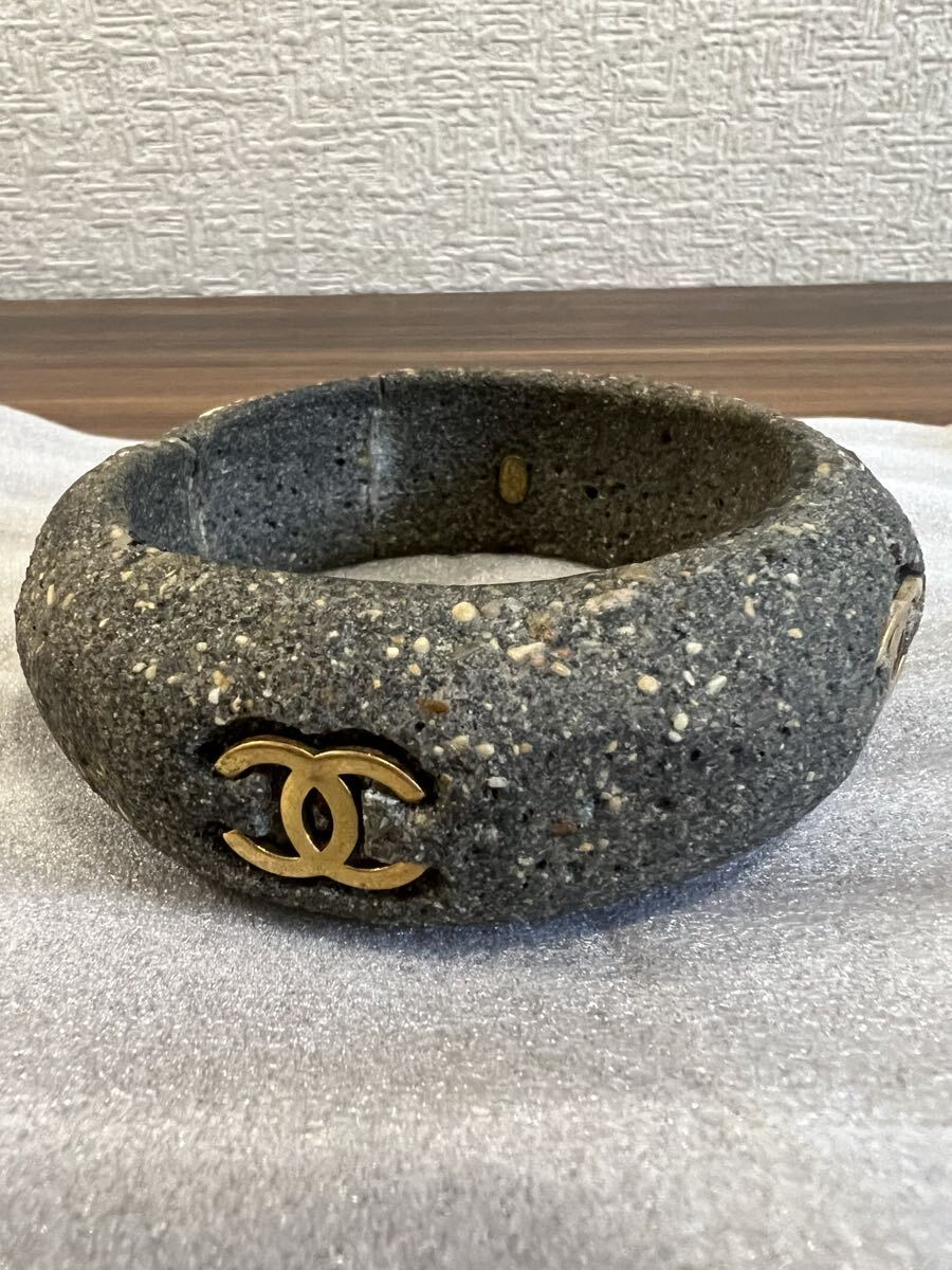 超希少/ CHANEL シャネル ココマーク ヴィンテージ バングル ブレスレット 1994年 カール・ラガーフェルド 石 コンクリート 中古 当時物_画像2