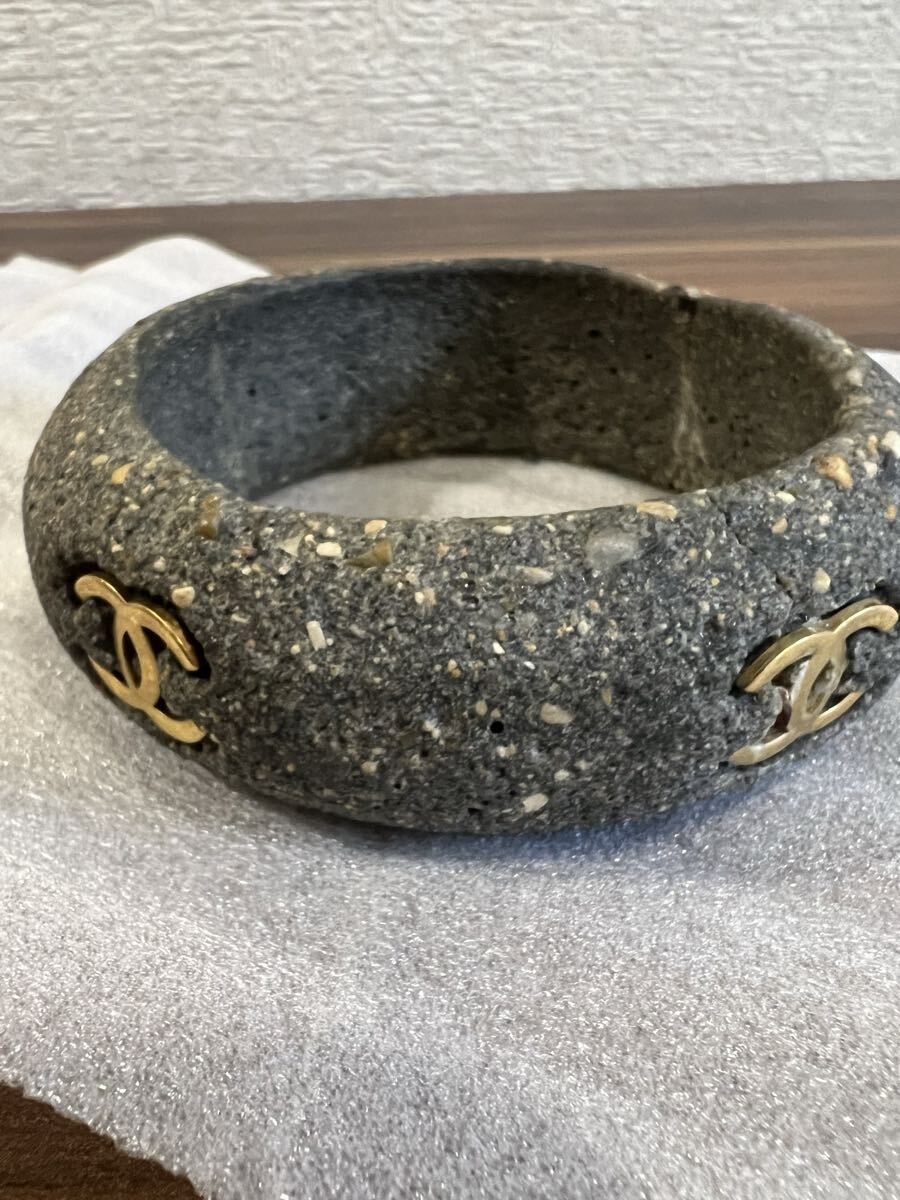 超希少/ CHANEL シャネル ココマーク ヴィンテージ バングル ブレスレット 1994年 カール・ラガーフェルド 石 コンクリート 中古 当時物_画像4