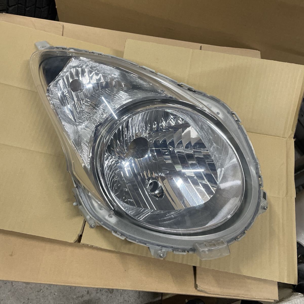 スズキ アルト HA35S 右 ヘッドライト 純正 ヘッドランプ 35120-64L02_画像1
