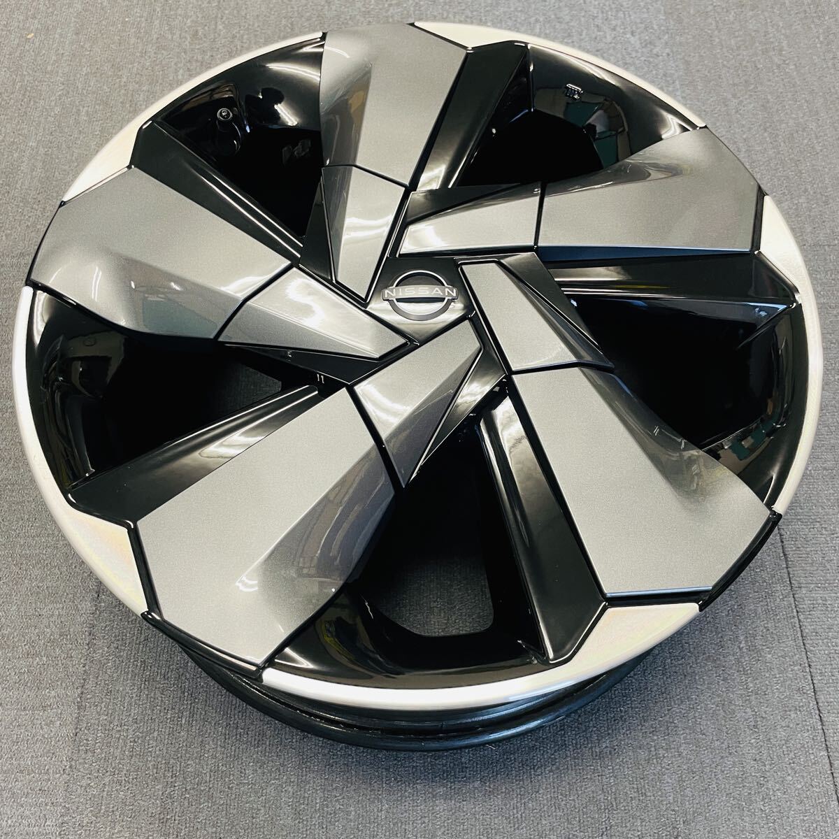 K19★納車外し 日産ノート オーラ純正アルミホイール1本(1枚)★NISSAN NOTE AURA★E13★17インチ6.5J +40 PCD100_画像2