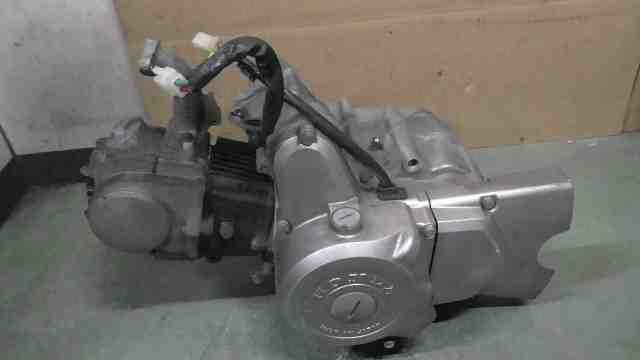 カブ50カスタム　AA01-1395xxx　の　エンジン *1762393814　中古_画像2