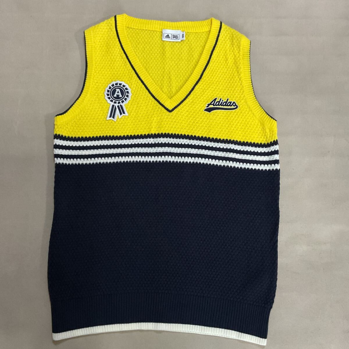 【超美品】adidas GOLF アディダスゴルフ テーラーメイドレディースM ニットベスト ゴルフウェア ニット ベスト Vネックベスト ワッペン　_画像2