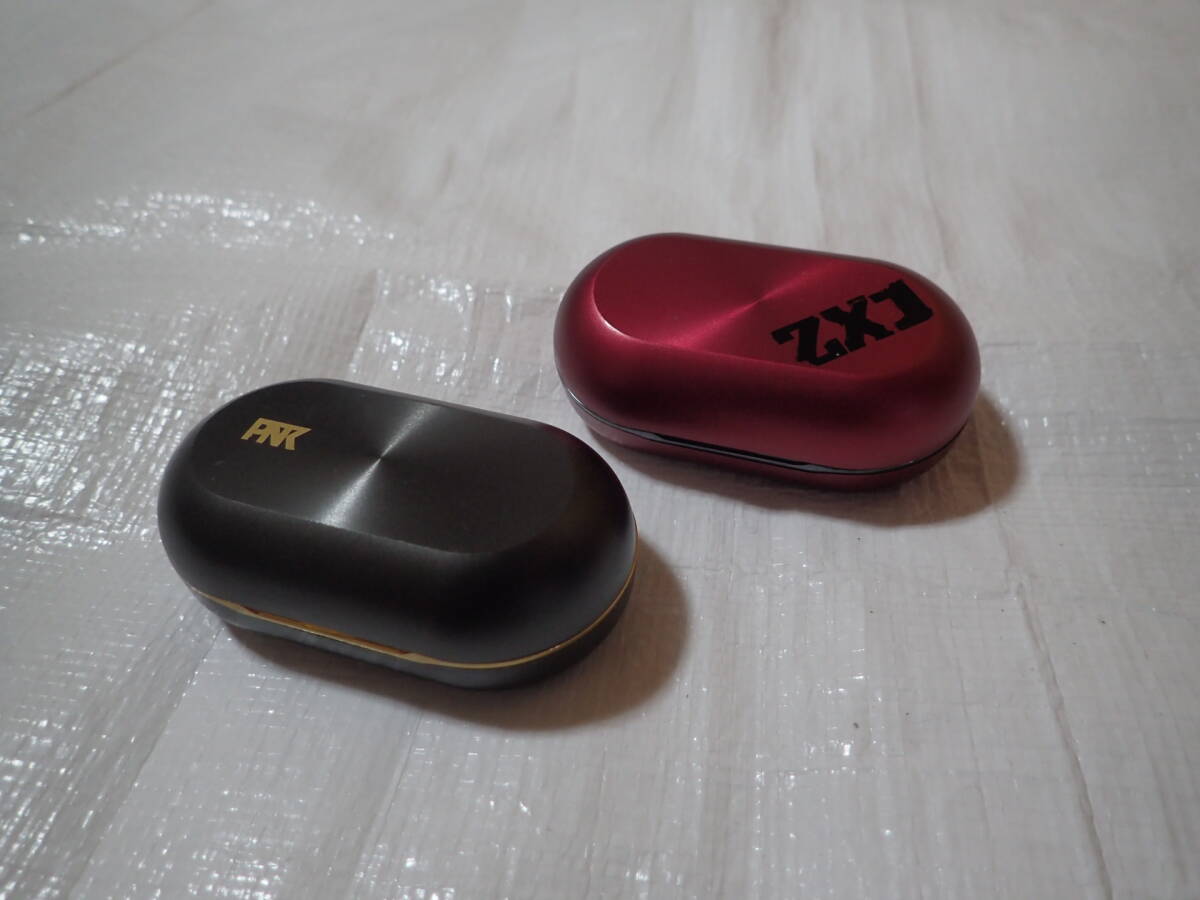 AVIOT【TE-ZX1】2個セット アビオット TWS Earbuds 充電ケースのみ ワイヤレスイヤホンケース 通電のみを確認 ジャンク_画像2