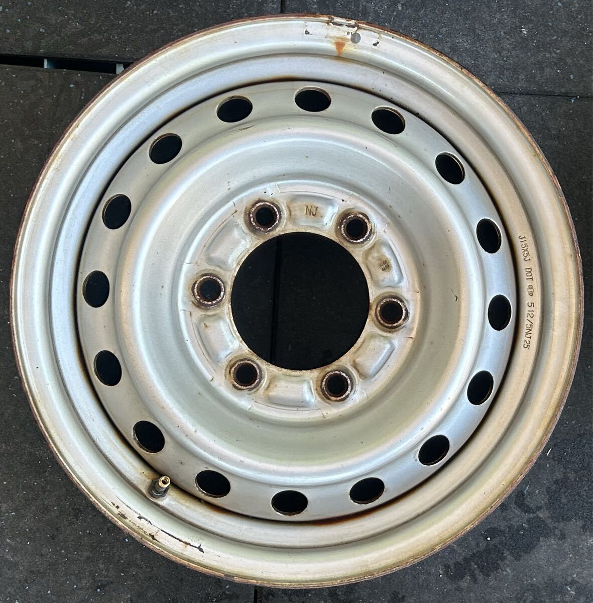 15インチスチールホイール　4本セット トヨエース/ダイナ純正刻印NJ 6穴 PCD139.7 ET+30 15×5J ハブ106mm汚れ、サビ、腐食あり_画像4