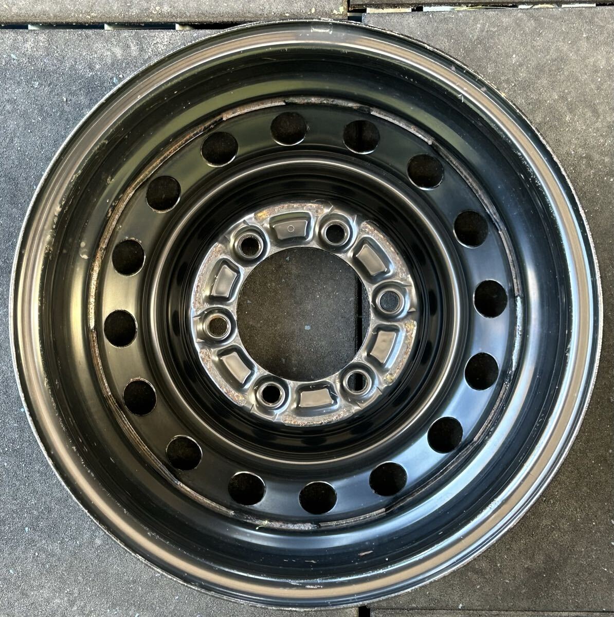 15インチスチールホイール　４本セット　200系ハイエース純正スチール 刻印HS 6穴PCD139.7 ET+35 15×6J ハブ106mm カバー付き_画像3