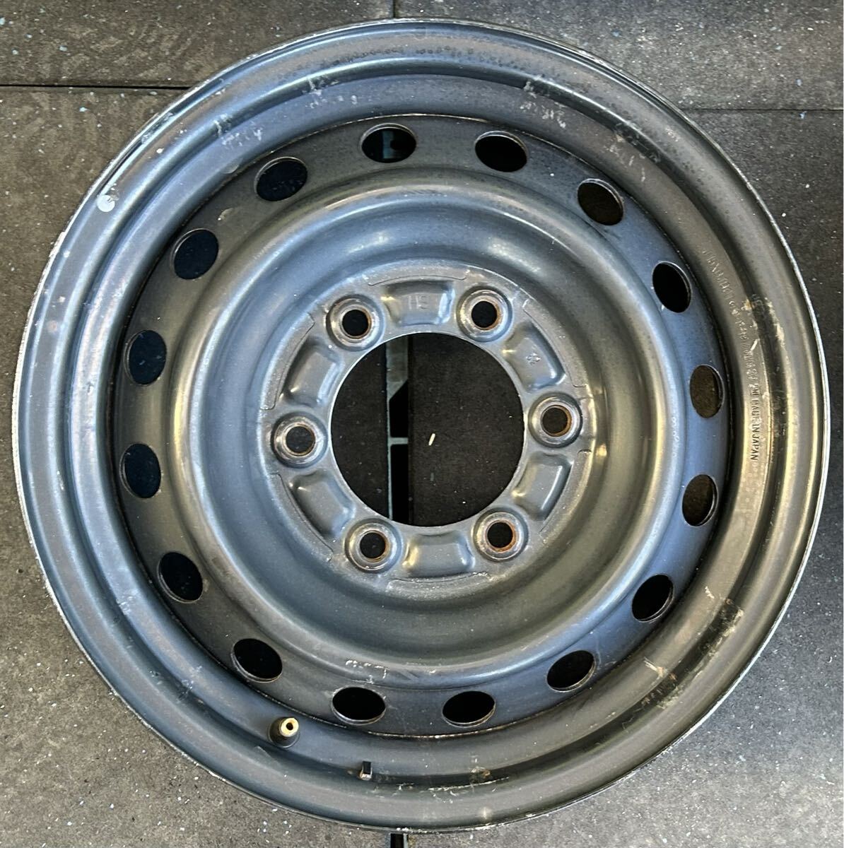 15インチスチールホイール　４本セット　200系ハイエース純正スチール 刻印HS 6穴PCD139.7 ET+35 15×6J ハブ106mm カバー付き_画像4