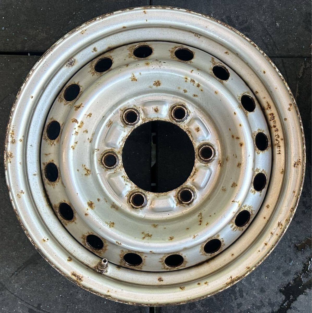 15インチスチールホイール　4本セット トヨエース/ダイナ純正刻印NJ 6穴 PCD139.7 ET+30 15×5J ハブ106mm 汚れ、サビ、腐食あり_画像4