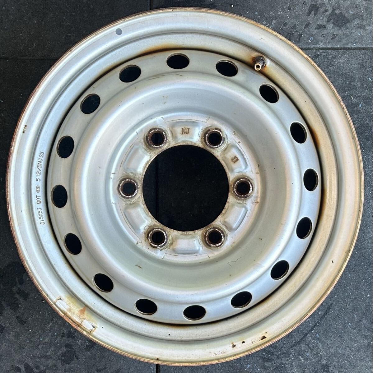 15インチスチールホイール　4本セット トヨエース/ダイナ純正刻印NJ 6穴 PCD139.7 ET+30 15×5J ハブ106mm汚れ、サビ、腐食あり_画像2