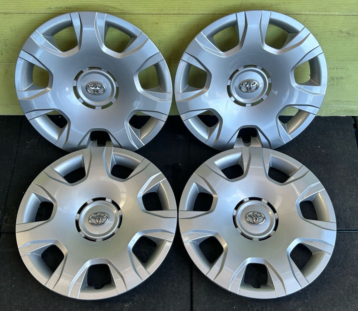 15インチスチールホイール　４本セット　200系ハイエース純正スチール 刻印HS 6穴PCD139.7 ET+35 15×6J ハブ106mm カバー付き_画像10